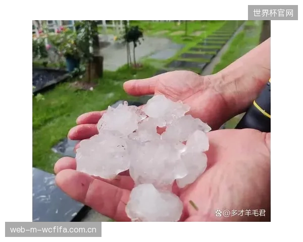 冰雹过后，PTFE膜屋顶看似无损，但未经专业校准检测的内应力损伤正在埋下安全隐患